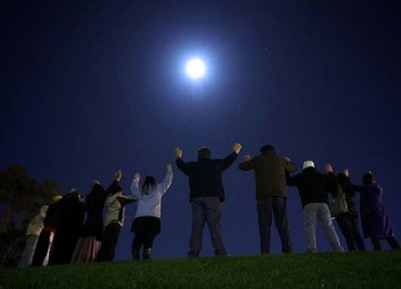 2013-05-24_05_People-Circle-Moon-Pray-370x267.jpg