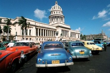 000324 HAVANA, CUBA: The Capitolio building in central Havana, built in 1929, was inspired by the United States Capitol building and is a major draw for tourists Saturday 3/24/00. The building symbolizes the close ties that Cuba once had to America and housed the Chamber of Representatives and the Senate but now is a science museum. (DAVID TULIS/Staff)