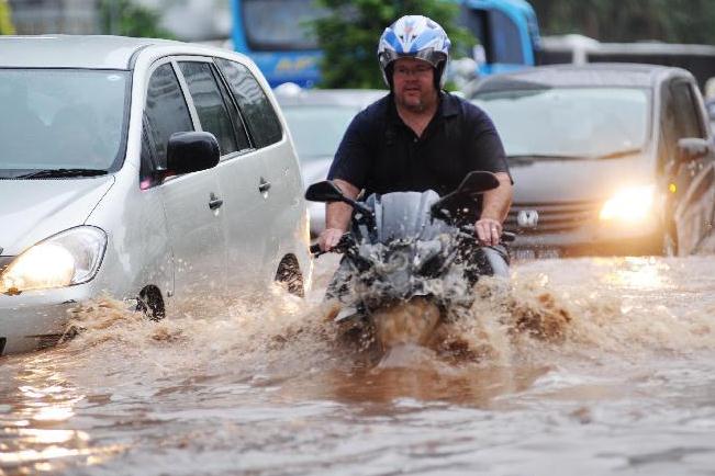 Затопление Потоп Дорога Город Мотоцикл Автомобили Машины