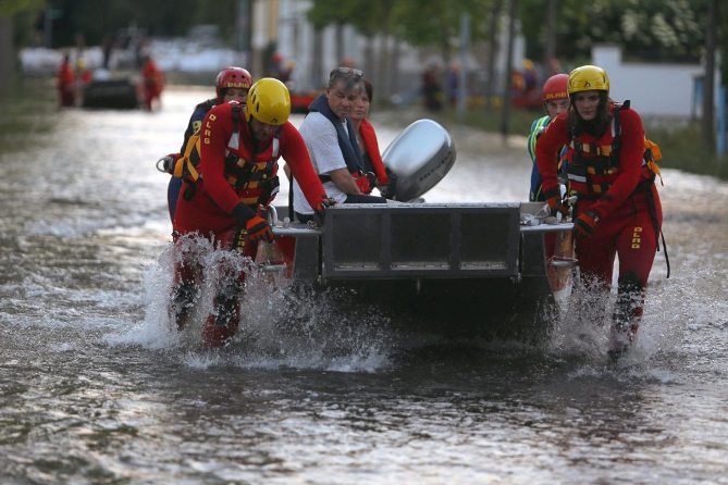 Спасатели Эвакуируют Жителей Магдебург Наводнение Германия