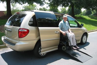 Инвалид Пожилой Мужчина Счастлив Автомобиль Коляска