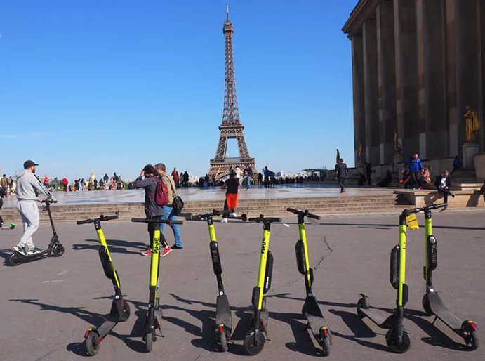 В Париже ввели ограничение скорости для самокатов